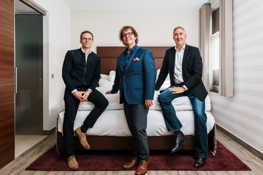 Roland Krämer, Vice President Group R&D Innovation Excellence, NEVEON, Alexander Gerung-Schaden, General Manager BASF-Hotel René Bohn and Christopher Metz, Vice President Business Management Isocyanates Europe, BASF, are excited about the premiere of recycled mattresses in the hotel (l.t.r.) 
