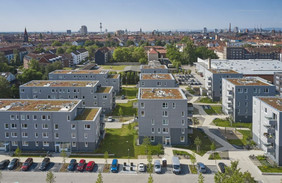Holzbausiedlung "ÜSTRA" in Hannover (Niedersachsen) besteht aus 139 Wohnungen und einer Kindertagesstätte; Außenansicht Vogelperspektive