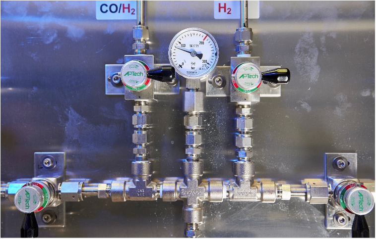 Zuleitungen der Ausgangsstoffe für die Produktion von Methanol: Kohlenmonoxid (CO) und Wasserstoff
(H2). Beim Projekt E4MeWi stammen diese Stoffe aus nachhaltigen Quellen.
