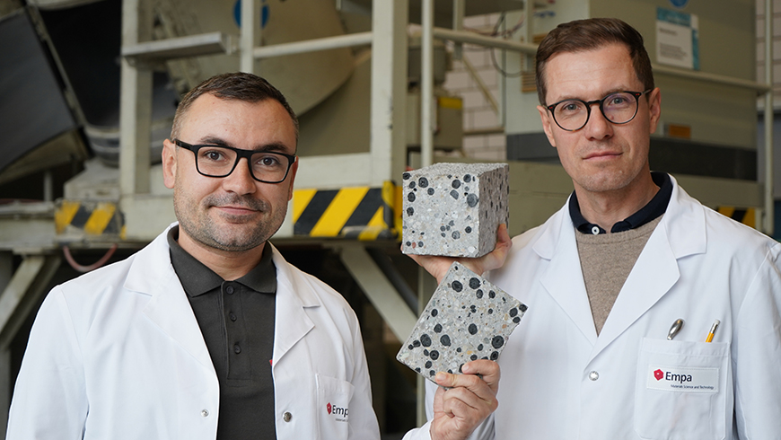 Beton ohne Emissionen: Empa-Forscher Mateusz Wyrzykowski (rechts) und Nikolajs Toropovs ersetzen herkömmliche Gesteinskörnungen durch Pellets aus Pflanzenkohle und loten damit das Potenzial von CO2-neutralem oder gar CO2-negativem Beton aus. 