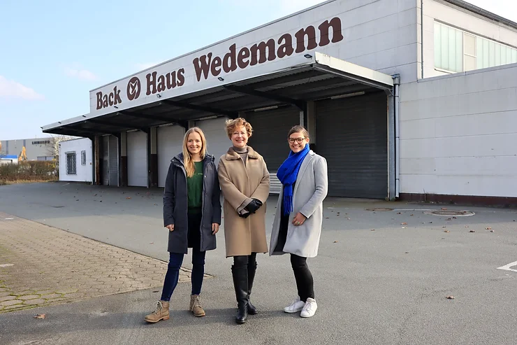 The founders Anne Lamp (left) and Johanna Baare (right) with previous owner Franziska Wedemann