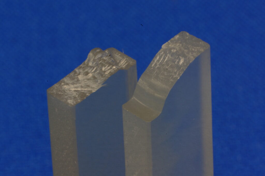 A fractured stick of lactic acid with added ultra-high molecular weight LAHB (left) exhibits obvious white discolorations at the fracture face, which is a sign of plastic deformation in toughened materials. On the other hand, pure polylactic acid (right) does not show such whitening, which is a sign of brittle materials. © KOH Sangho (CC BY)