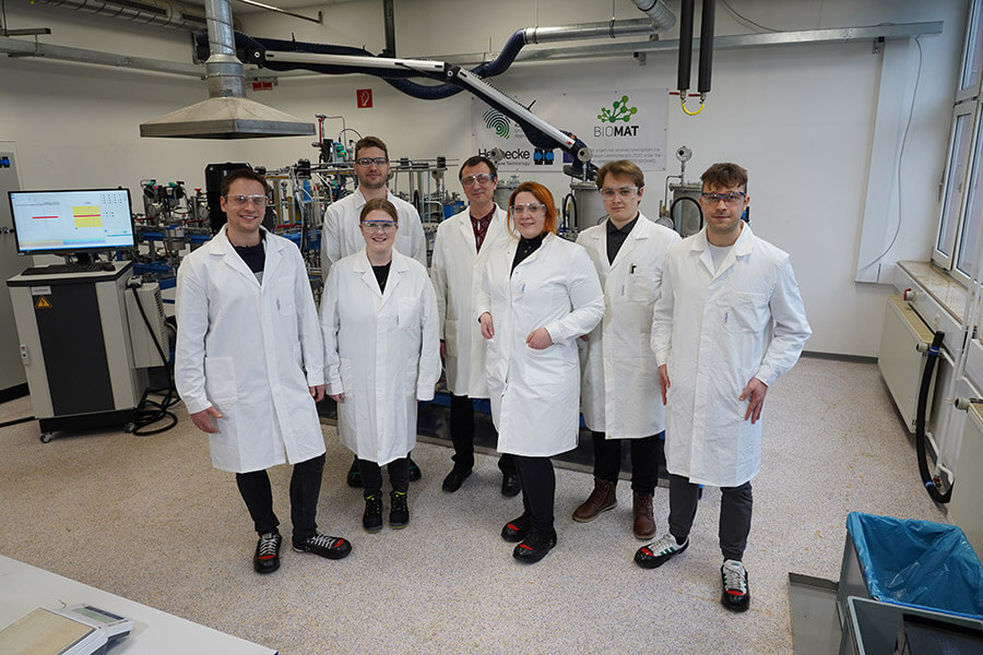 Das BIOMAT-Team der Hochschule Kaiserslautern, Arbeitsgruppe Polymerchemie unter der Leitung von Prof. PhD Sergiy Grishchuk. © Hennecke Group