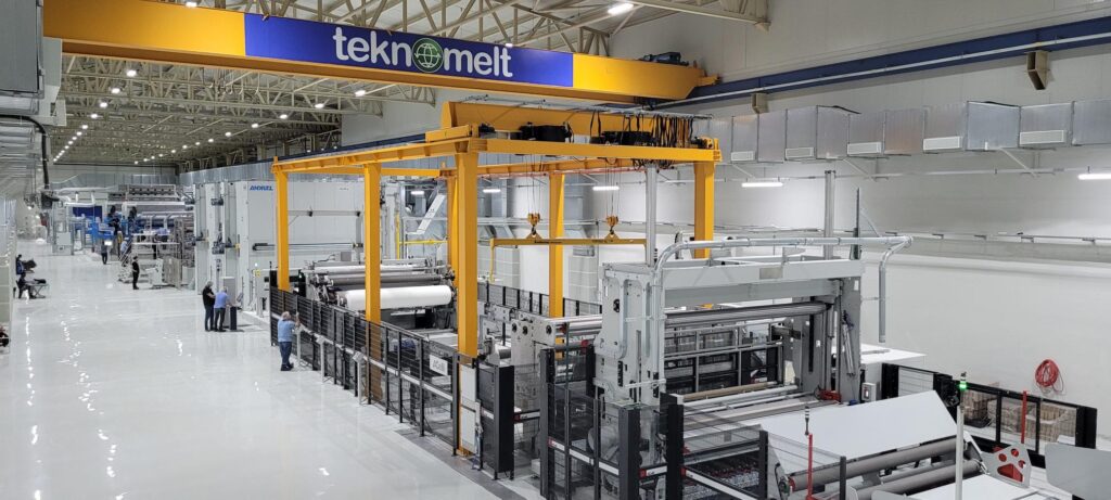 Vliesstoff-Produktionslinie des Typs neXline wetlace CCP bei Teknomelt, Türkei