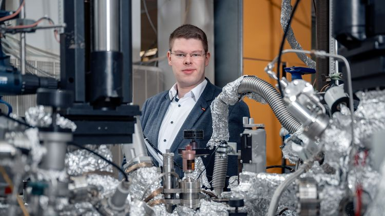 Eine Anlage mit Vakuumkammern, um die nötigen Tests durchzuführen, hat der Chemiker während seiner Promotion aufgebaut. © Universität Oldenburg / Marcus Windus