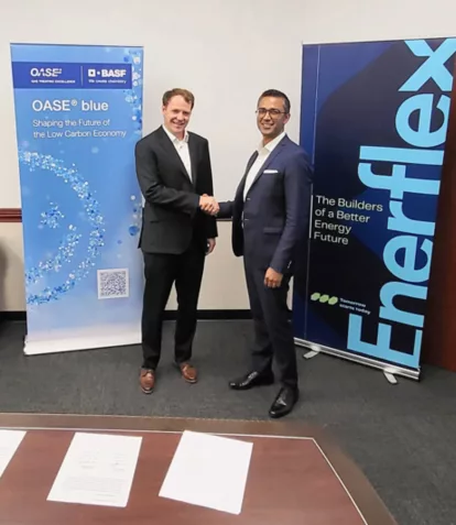 evin Anderson, Vice President Amine, Acetylen & Carbonyl Derivate für Nordamerika, BASF (links) und Stefan Ali, Vice President, Energy Transition, Enerflex, in Houston, Texas (rechts) nach der Unterzeichnung des Memorandum of Understanding (MoU) bei Enerflex