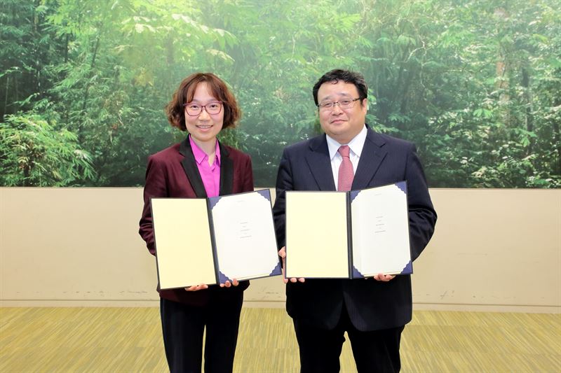 Signing ceremony between Neste and Mitsubishi Corporation with Carrie Song, Senior Vice President, Commercial at Neste Renewable Products and Yoshiyuki Watanabe, Division COO, Business Development Div. at Mitsubishi Corporation.