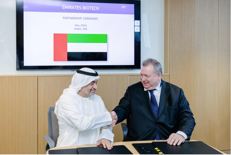 Shaikh Suhail Ali Saeed Rashed Al-Maktoum and Theodorus Everwijn signing the partnership agreement.