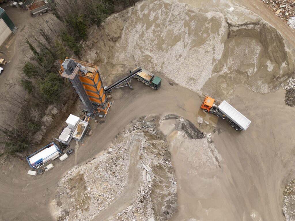 Die Kernkompetenz von neustark: dauerhafte Entfernung von CO2 in Abbruchbeton. Vogelperspektive einer der CO2-Speicheranlagen in der Schweiz.