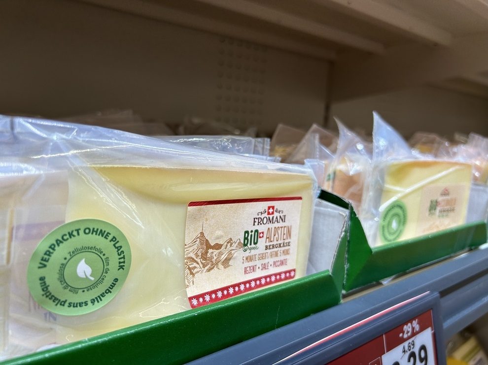 Zellulosebasierte Verpackung beim Bio-Alpstein Bergkäse