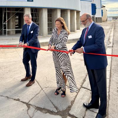 CBE JU Executive Director Nicoló Giacomuzzi-Moore, Mayor of Zaragoza Natalia Chueca and URBASER CEO Fernando Abril-Martorell officially open the biorefinery