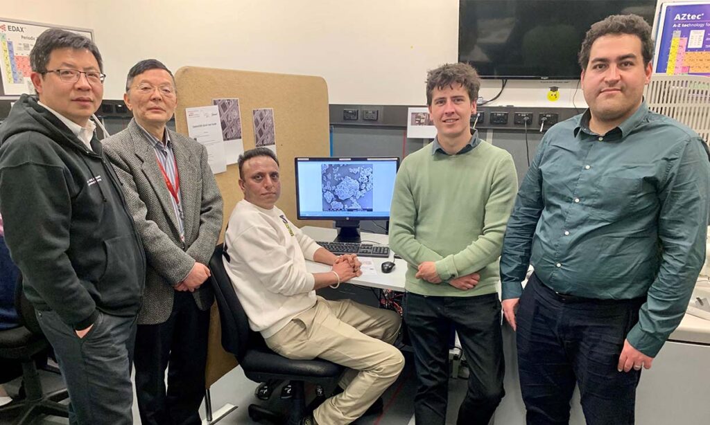  RMIT researchers Professor Kevin Zhang, Professor Jie Li, Dr Rajeev Roychand, Dr Shannon Kilmartin-Lynch and Dr Mohammad Saberian in the RMIT Microscopy and Microanalysis Facility, where they analysed the structure of their coffee concrete (pictured left to right).