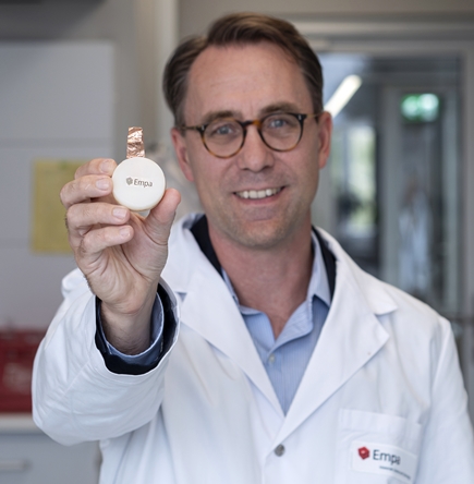 Empa-Forscher Gustav Nystroem mit der Pilzbatterie, die von einer Bienwachskapsel umschlossen ist.
