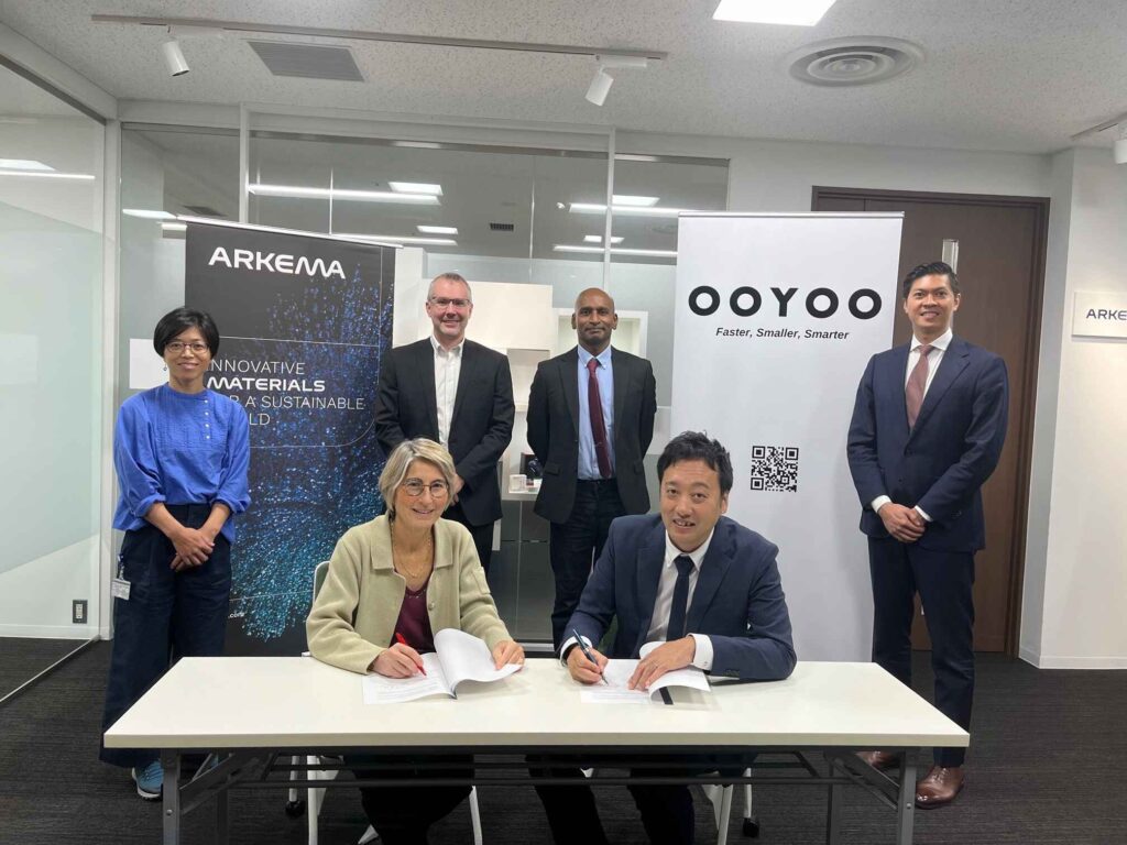 Arkema and OOYOO LTD., a Japanese start-up, signing the partnership