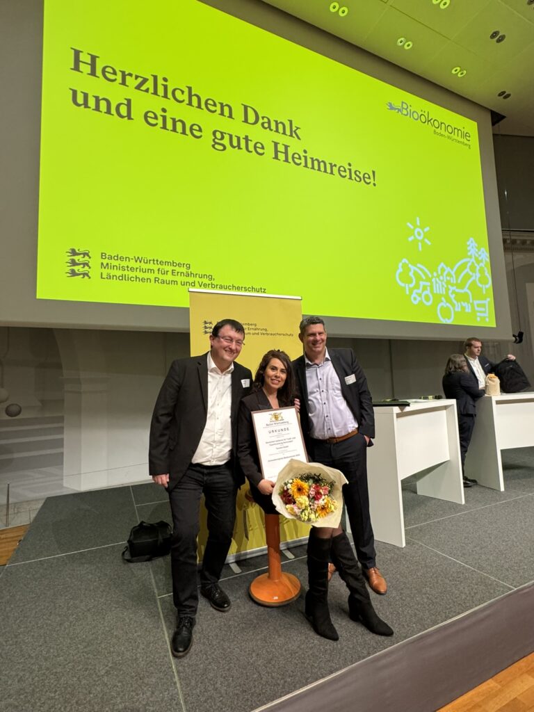Cigdem Kaya (DITF) und Dr. Georgios Mourgas, Dr. Michael Schweizer bei TECNARO erhalten „Innovationspreis Bioökonomie Baden-Württemberg 2024“