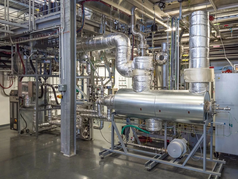 The high-temperature rotary kiln thermolysis is able to convert plasticwaste to carbon for batteries.