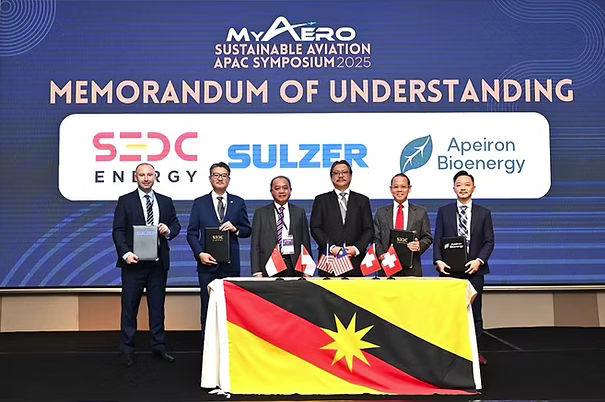 From left to right: Ilja Mikenberg, Global Head Process Solutions, Sulzer Chemtech, Robert Hardin, CEO of SEDCE, Tan Sri Datuk Amar (Dr) Haji Abdul Aziz bin Dato Haji Husain, Chairman of SEDC, Datuk Dr. Haji Hazland bin Haji Abang Hipni, Deputy Minister MEESty (Ministry of Energy and Environmental Sustainability Sarawak), Henry Yong, CEO Oiltek, Chris Chen, Managing Director Apeiron Bioenergy.