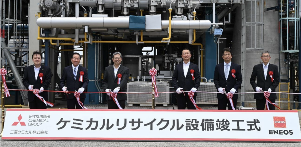 Von links nach rechts: Susumu Ishida, Bürgermeister von Kamisu City (Gast), Fukushiro Nukaga, Sprecher des Repräsentantenhauses (Gast), Manabu Chikumoto, Präsident und CEO, Mitsubishi Chemical Corporation, Atsuji Yamaguchi, Präsident, ENEOS Corporation, Kazuhiko Oigawa, Gouverneur der Präfektur Ibaraki (Gast), Hiroki Fujii, Präsident und CEO, Mitsubishi Chemical Engineering Corporation © Mitsubishi Chemical Corporation