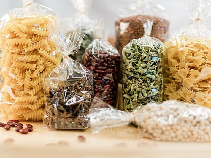 Zellulosebasierte Klarsichtverpackung für Lebensmittel – eine von vielen Varianten nachhaltiger Verpackungen aus nachwachsenden Rohstoffen.