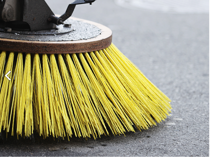 Kunststoff-Eintrag in die Umwelt durch abbaubare Biokunststoff-Alternativen vermeiden. Im Bild: Borsten für Kehrmaschinen. Beim Reinigen der Straßen verschleißen die Borsten kontinuierlich und geben dabei Borstenstücke sowie Mikropartikel in Form des Abriebs an die Umwelt ab. Die Borstenstücke zerfallen mit der Zeit zu Mikroplastik, gelangen in den Boden, durch Regen ins Abwassersystem oder über Flüsse ins Meer. Die Verlustrate der Borsten bei Straßenkehrmaschinen liegt bei 80 %. Dieser Abrieb landet ungehindert in der Umwelt. In Deutschland sind das ca. 13.000 Tonnen jährlich