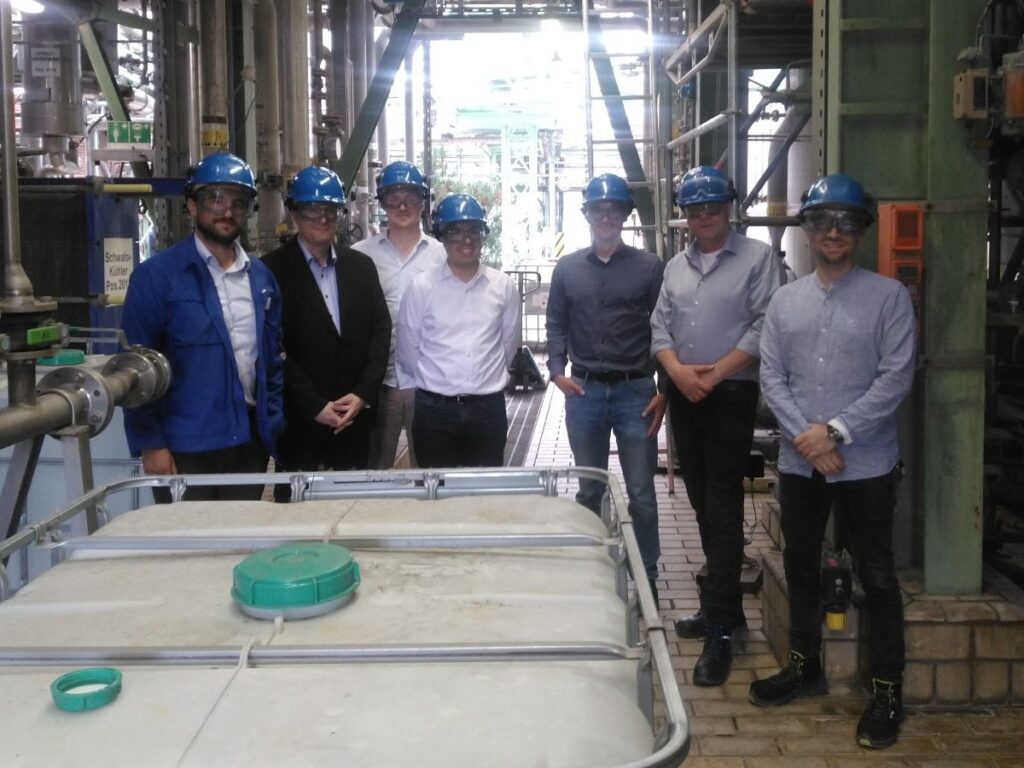 Im Projekt »Power2Polymers« ist es erstmals im industriellen Maßstab gelungen, nachhaltiges Methanol aus Industrieabgasen industriell zu Paraformaldehyd weiterzuverarbeiten.