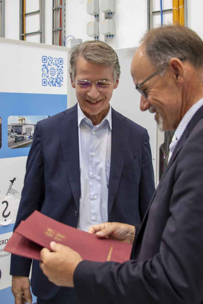Dr. Wolfgang Blank, Wirtschaftsminister M-V überreicht Prof. Dr. Mathias Wilichowski, Hochschule Wismar, den Zuwendungsbescheide für das FormaPort-Projekt.