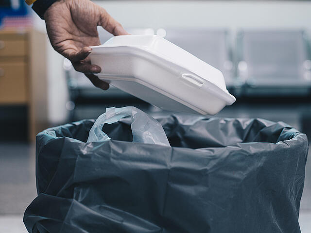 Wertvoller Rohstoff statt Abfall? Wie aus Styroporabfällen neue Ausgangsstoffe für Nylon gewonnen werden können, haben saarländische Wissenschaftlerinnen und Wissenschaftler nun herausgefunden