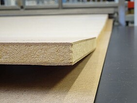 Ansicht eines Lignocellulose-Sandwichelementes mit Vollkern und Deckschicht. Foto: SörenTech/TU Dresden