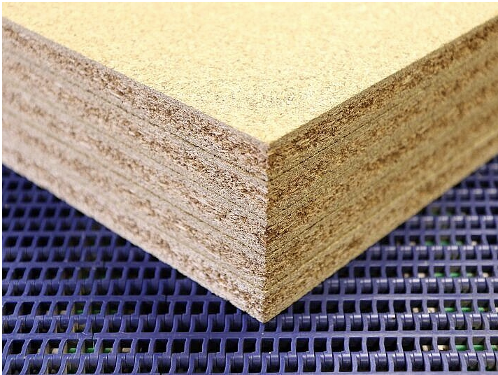 Im Rahmen des MatLeicht Projektes wurden auch leichte Spanplatten aus industriell hergestellten Fichtenholz Deckschichten (2 x 20%) und Spänen aus Linden-Kronenholz (60%) hergestellt