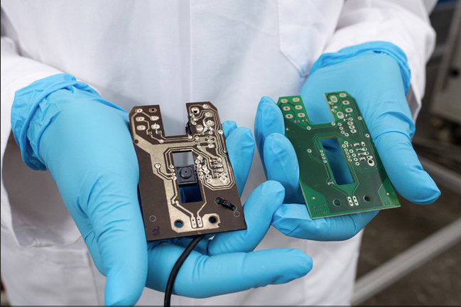 Die «grüne» Leiterplatte ist nicht grün, sondern braun: Links eine Maus-Platine aus Lignocellulose, rechts eine konventionelle Maus-Platine aus fossilen Rohstoffen.