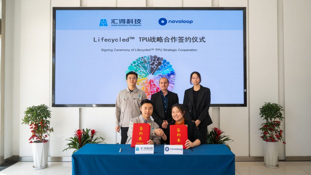 Huide and Novoloop come together to commemorate partnership at the signing ceremony. (From left to right: Front row: Charley Qian - General Manager of International Business, Huide; Miranda Wang - Cofounder & CEO, Novoloop; Top row: Jialong Dong, Sales Manager, Huide; Dr. Sylvain Seif, Senior Applications Engineer, Novoloop; Ella Huang, China Operations Team, Novoloop