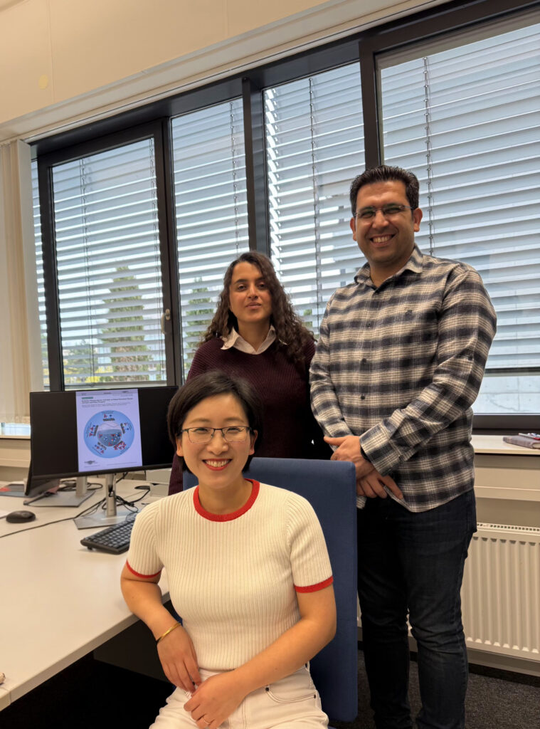 Dr. Dandan Gao mit den beiden Hauptautor*innen des aktuellen Überblickartikels, Dr. Bahareh Feizi Mohazzab und Kiarash Torabi von der JGU (v.l.)