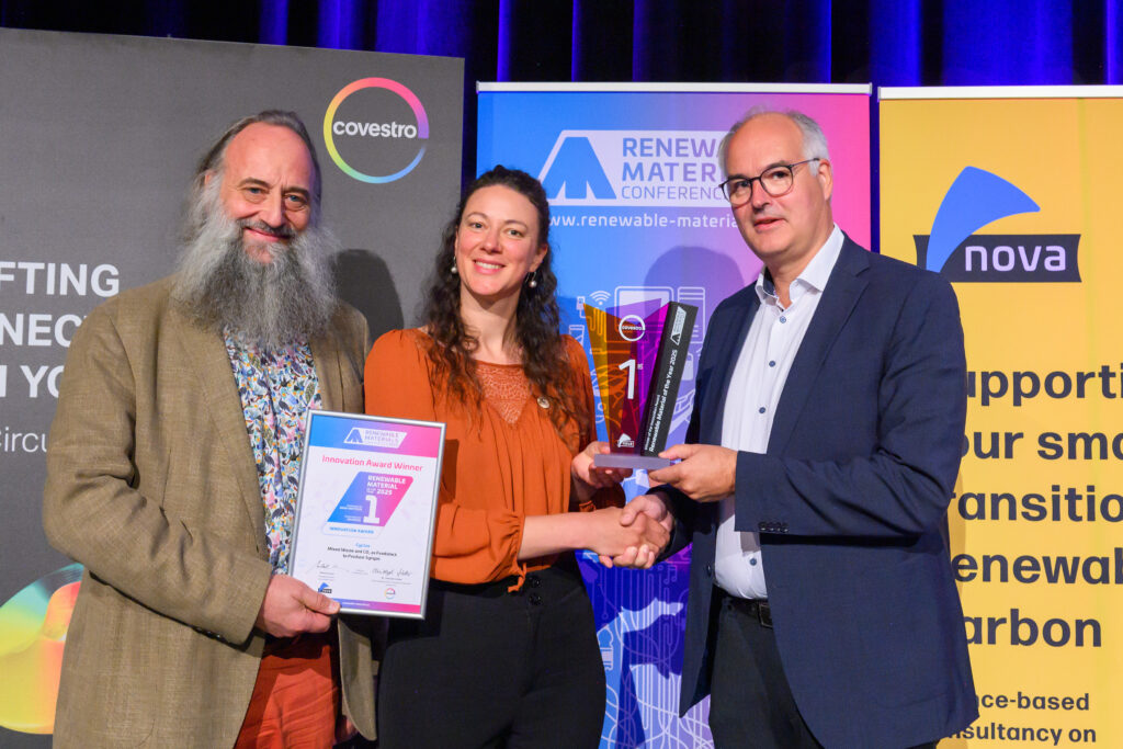 The Renewable Materials Conference announces the “Renewable Material of the Year 2025” innovation award, organised by the nova-Institute and sponsored by Covestro. (From left to right: Michael Carus from the nova-Institute, Maike Lambarth from Cyclizeand Christoph Gürtler from Covestro)