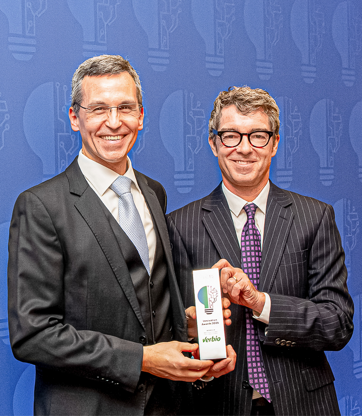 Verbio received the ICIS Innovation Award in the category “Best Product Innovation from a large company.” From left to right: Dr. Andreas Kohl, Verbio, and William Beach, ICIS. 