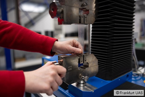 Die Zugversuche am Kunststoff geben Aufschluss über wichtige mechanische Eigenschaften wie Streckspannung, Streckgrenze und Reißfestigkeit des Werkstoffs. 