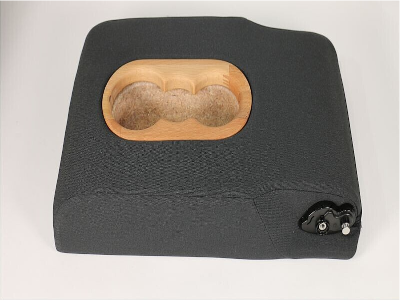 Mit Stoff bezogene PKW-Mittelarmlehne aus Holz. 