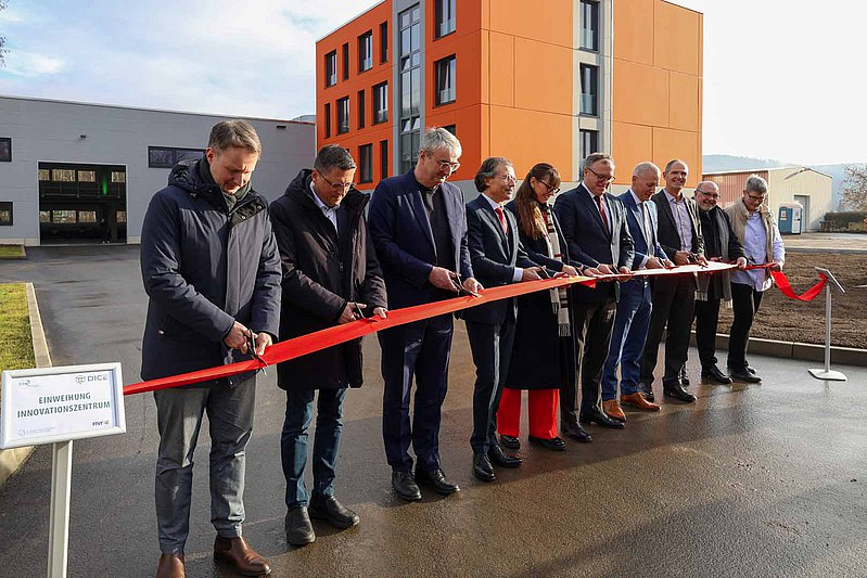 Official ribbon cutting for the new innovation center with (from left to right): State Parliament member Andreas Bühl, State Parliament member Maik Kowalleck, District Administrator Marko Wolfram, State Secretary for Economic Affairs Mario Suckert, Member of the Bundestag Diana Herbstreuth, Minister President Mario Voigt, TITK Director Benjamin Redlingshöfer, Zuse President Martin Bastian, Mayor Jörg Reichl, and TITK Department Head Ute Schubert. 