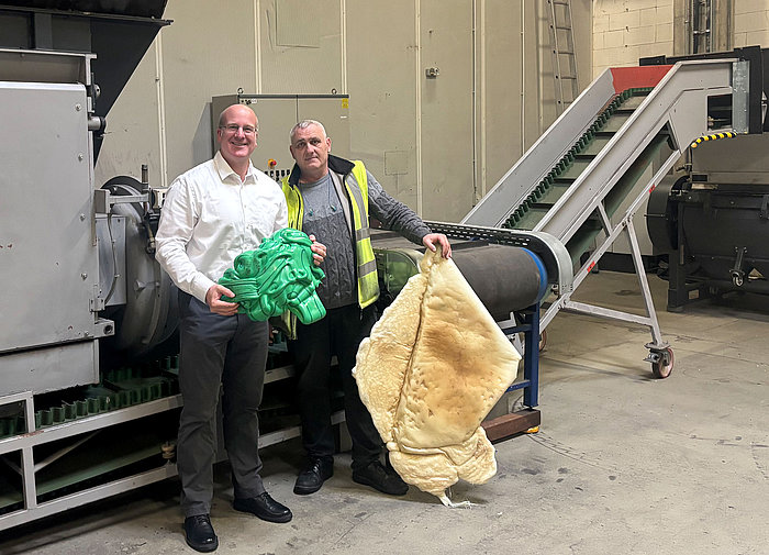 Geschäftsführer Jörn Bahr (links) und Produktionsleiter Jurij Zielke zeigen am Beispiel von Anfahrbrocken die neue Breite des Entsorgungsportfolios von Polymer Solutions.