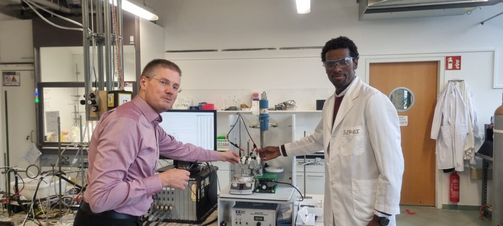 Prof. Dr. Carsten Streb (l.) und Dr. Soressa Abera Chala vom Department Chemie der JGU haben das neue Elektrolyseverfahren entwickelt, mit dem sich aus Glycerin Ameisensäure und Wasserstoff gewinnen lassen. (Foto/©: Tobias Rios-Studer)
