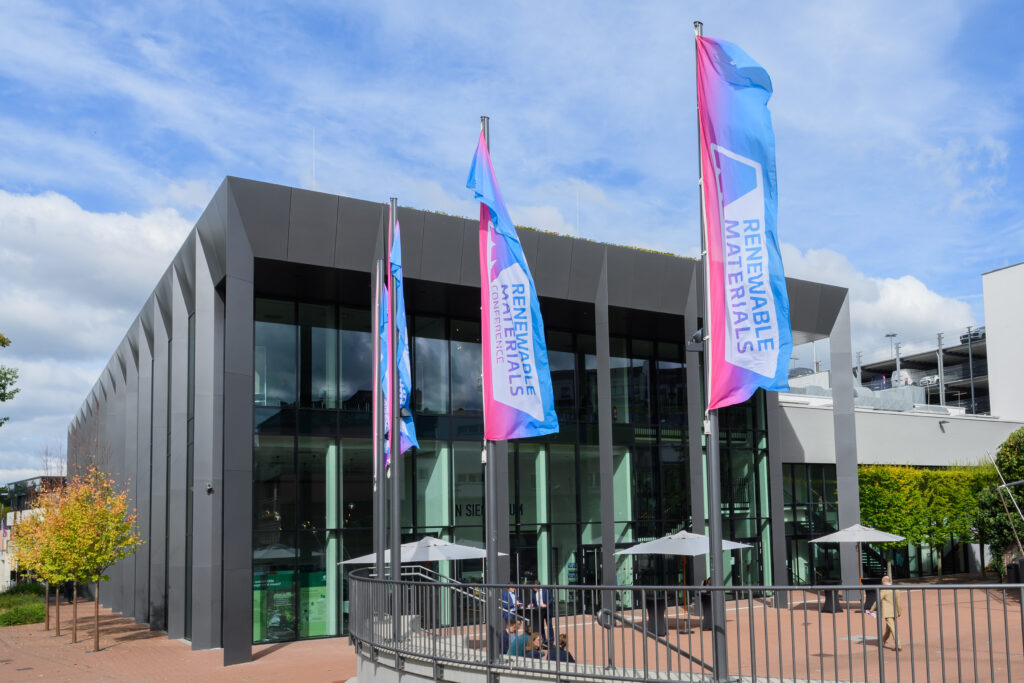 Das Rhein-Sieg-Forum ist ein heller, moderner Konferenzort mit einer hohen Glasfassade. © nova-Institut