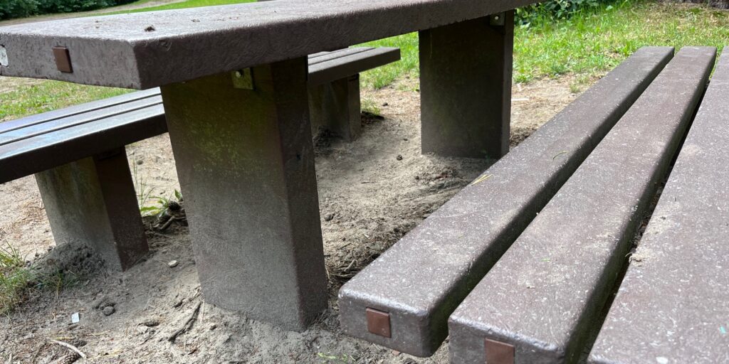 Dieser Tisch und diese Bank bestehen aus recycelten Kunststoffen. Diese ersetzen zwar Holz, Zement oder Stahl, helfen aber nicht, die Chemieindustrie zu defossilisieren. Ist es daher richtig, von „Downcycling“ zu sprechen?
Foto: Uwe Lahl