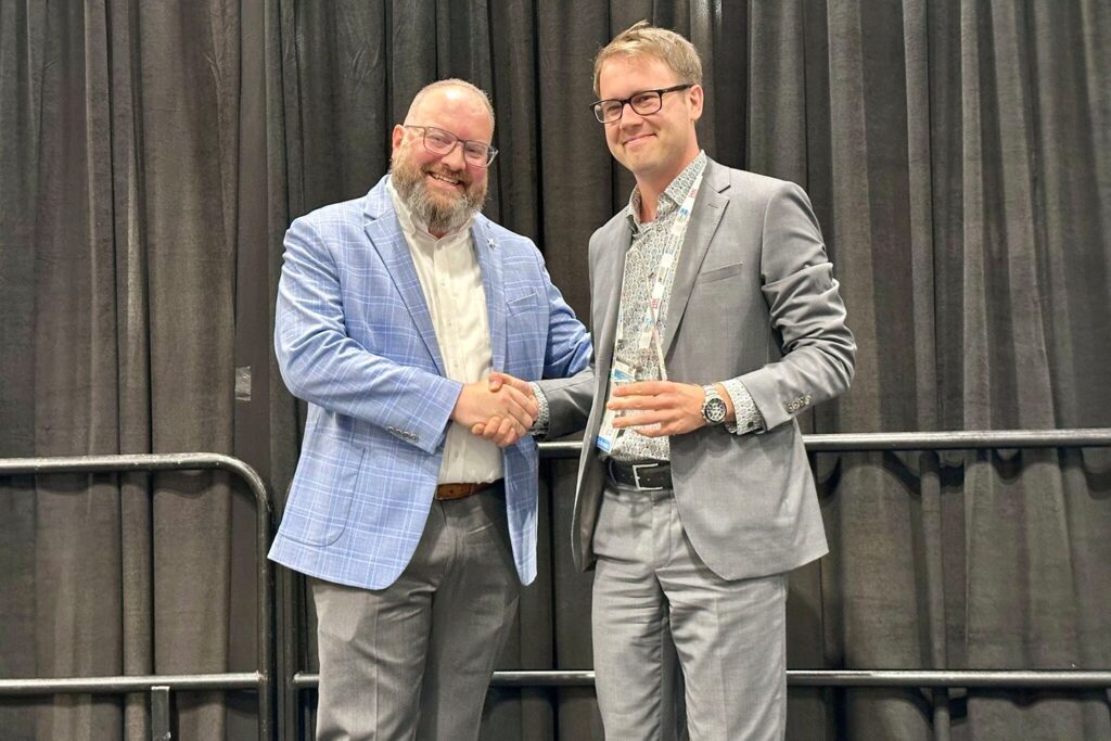 Den Kristallpokal nahm Louis Kaptur von der Fraunhofer Innovation Platform for Composites Research (London, ON/Canada) für das Fraunhofer ICT entgegen.