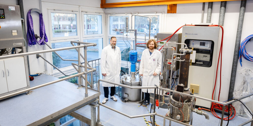 Prof. Dr. Jochen Schmid (l.), geschäftsführender Direktor des Instituts für Molekulare Mikrobiologie und Biotechnologie, mit seinem Mitarbeiter Dr. Jannis Bröker im Biotechnikum, das nun umfassend modernisiert wird