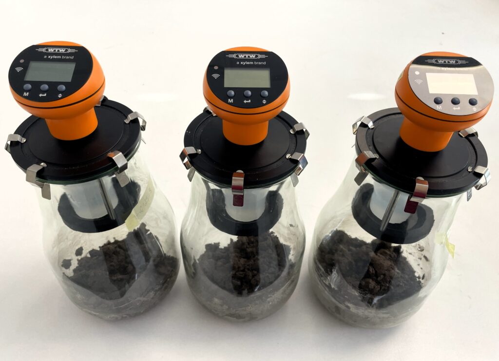 Das Respirometersystem misst, wie viel Sauerstoff die Bodenmikroorganismen beim Abbau eines Materials verbrauchen. So lässt sich bestimmen, wie schnell und vollständig das Material biologisch abgebaut wird.