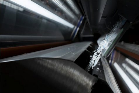 INNOSORT® FLAKE kann Flakes gleichzeitig nach Polymertyp, Farbe und Transparenz erkennen und sortieren und ermöglicht dadurch eine präzise Trennung auch bei kleinen Partikelgrößen.