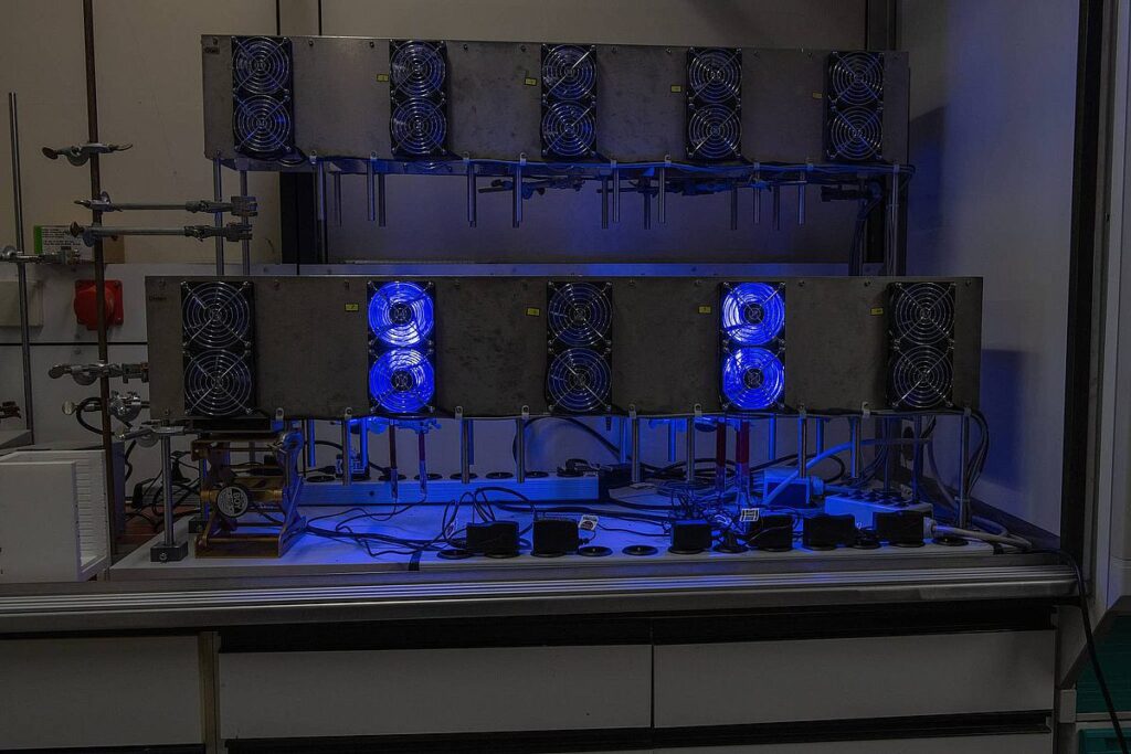 This photocatalysis reactor is used for the light-driven production of hydrogen. The blue LED lights serve as a light source for the photochemical process