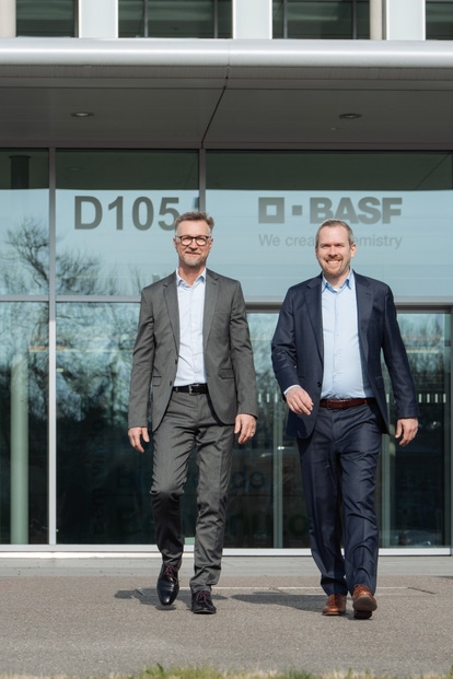 Gemeinsam für eine starke Wert­schöpfungs­kette im europäischen Batterie­recycling: Daniel Schönfelder, Leiter des Unter­nehmens­bereichs Battery Materials bei BASF, und Marc Affüpper, Geschäfts­führer der TSR Group, schreiten voran, um den Markt für Batterie­recycling in Europa zu stärken.