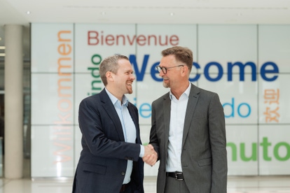 Partnerschaft für Batterie­recycling in Europa: Daniel Schönfelder, Leiter des Unternehmens­bereichs Battery Materials bei BASF, und Marc Affüpper, Geschäfts­führer der TSR Group, kooperieren beim Recycling von Elektro­auto­batterien in Europa