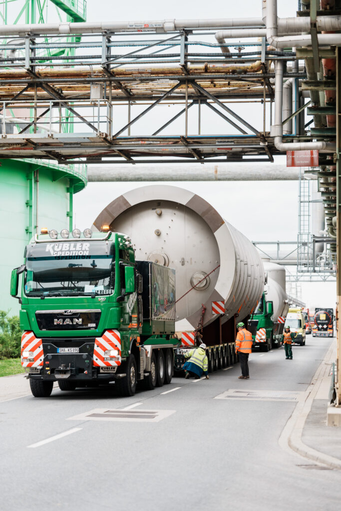 The plate-fall-film evaporator was transported via the BASF site in Ludwigshafen using heavy-haul transport.