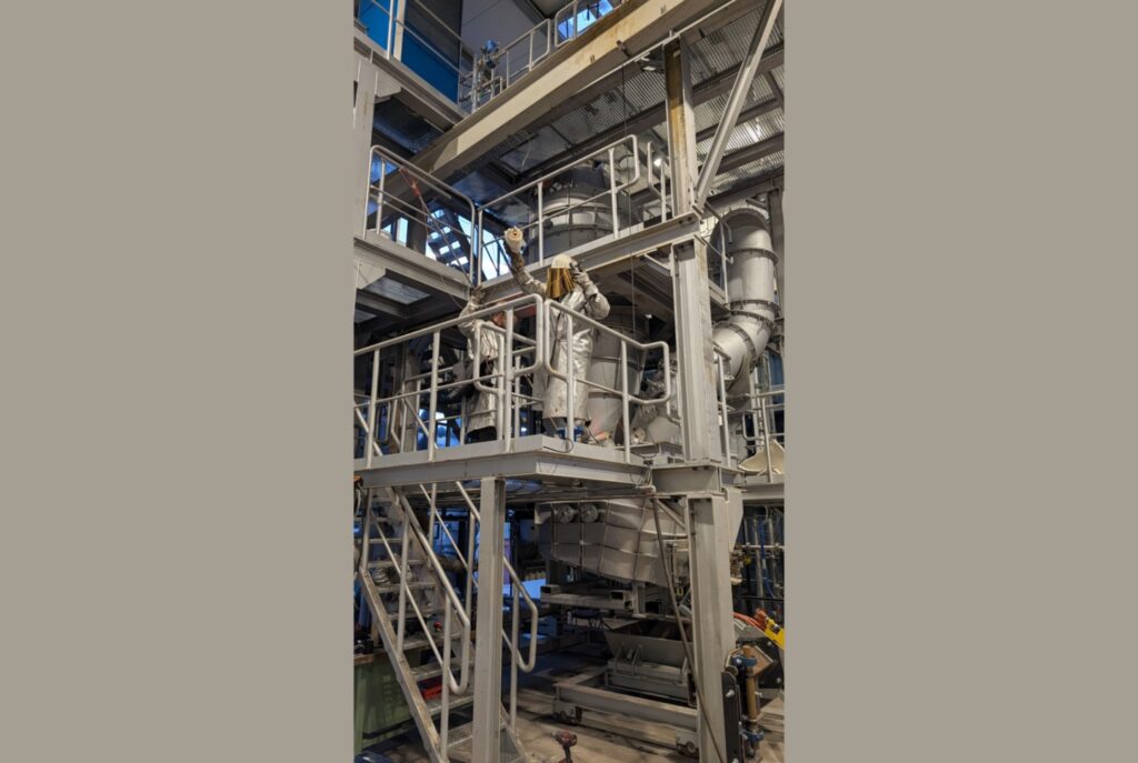 Messungen am Flashreaktor: Er wandelt den pulverisierten Klärschlamm in ein brennbares Gas und phosphathaltige Klärschlammschlacke um. 